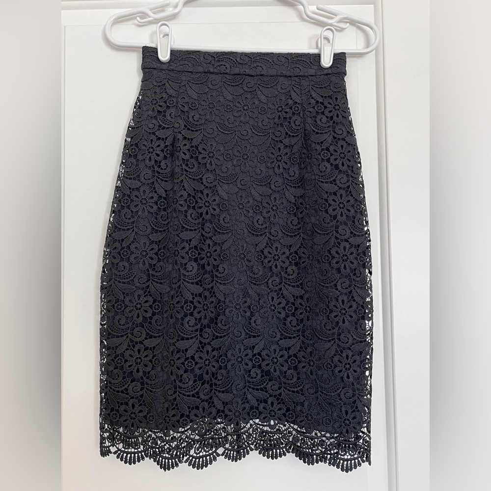 NWT Uniqlo Lace MIDI Skirt. Black Color. Size XS.